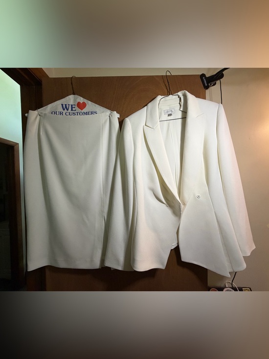 Tahari ASL Dresses & Skirts - Tahari ASL Cream Two-Piece Blazer and Skirt Set size 10